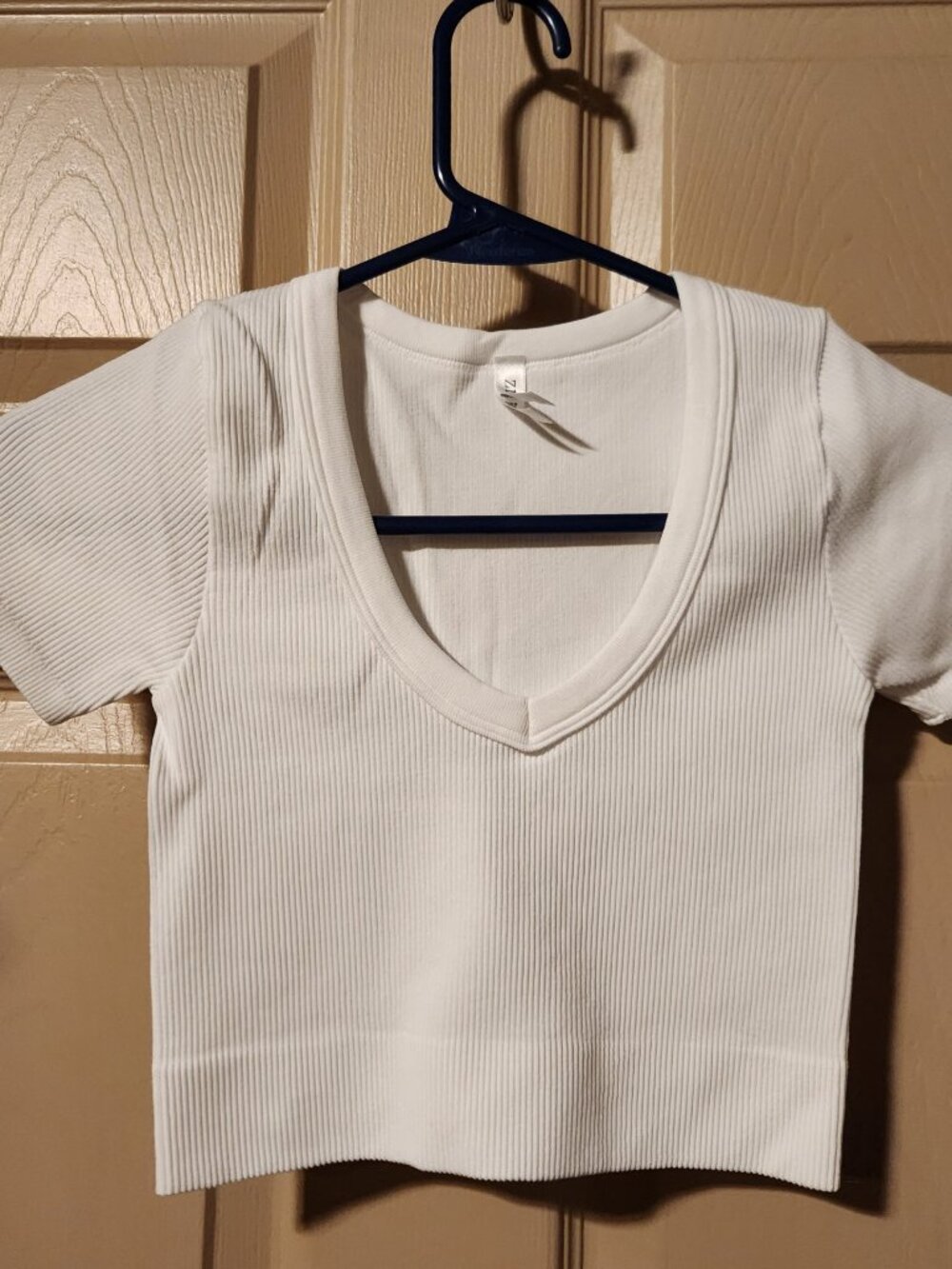 Zenana Short Sleeve Ribbed Cropped V-Neck White Shirt, L/XL, new